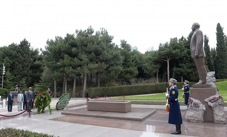 Sudanese Foreign Minister pays respect to national leader Heydar Aliyev and Azerbaijani heroes 